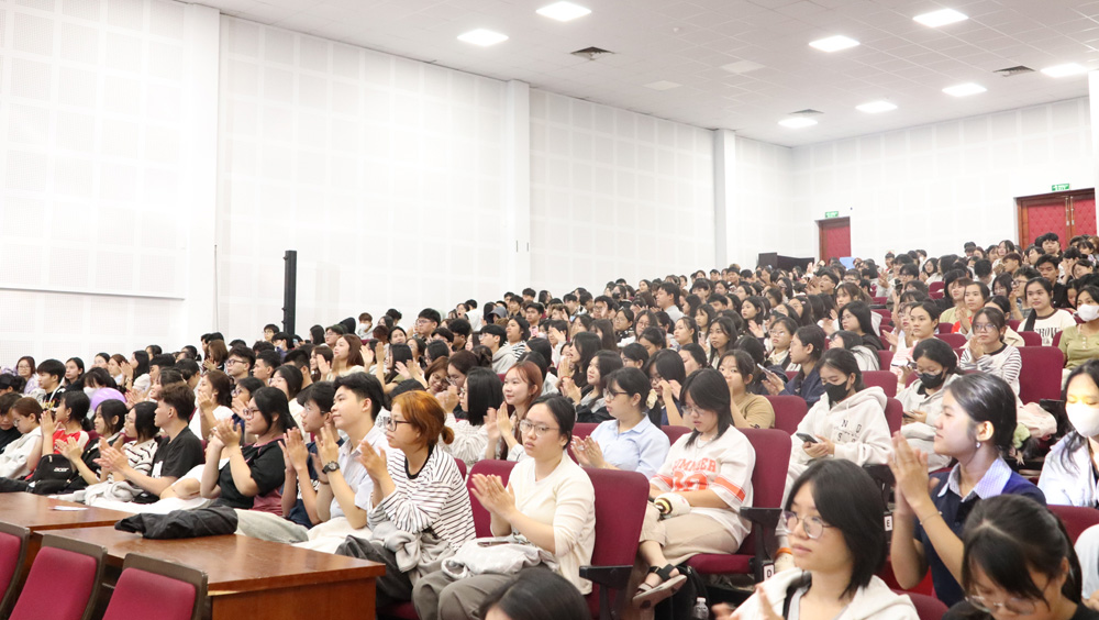 Từ ngày đầu nhập học, tân sinh viên Trường Đại học Văn hóa TP. Hồ Chí Minh làm quen với “giảng đường thứ hai”